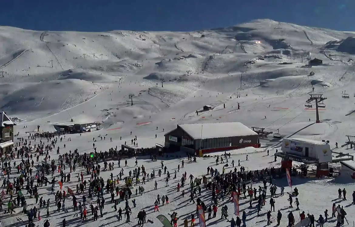 Sierra Nevada abre sin restricciones hasta completar aparcamientos este martes